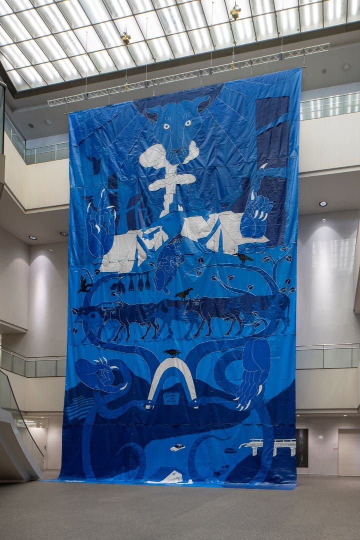 "The Lion with Four Blue Hands", 2025. Obra de Hiroko Kubo. Foto: Aichi Triennale / ToLoLo studio.