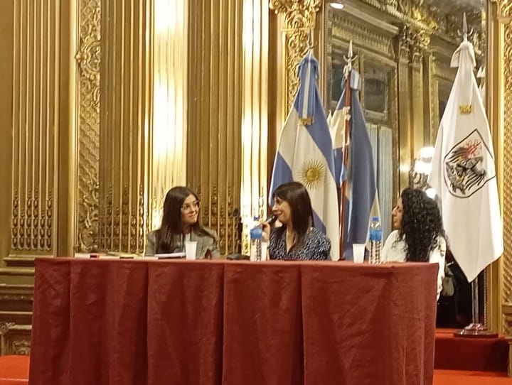 Mónica Ojeda y Luciana De Luca hablaron de miedos, monstruos y del lugar de lo femenino en la escritura con moderación de Eugenia Zicavo. Foto: gentileza Filba.