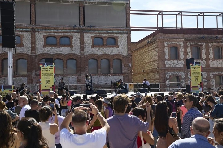 Varios cientos de personas se reunieron este mediodía en la plaza central del Matadero de Madrid para participar de la Gran Fiesta del Tango. Foto: gentileza.