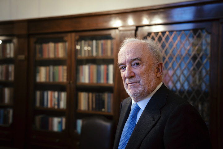 El actual director de la real Academia Española Santiago Muñoz Machado posa para una foto en Argentina Letras Buenos Aires 18 Julio 2025. Foto: Mariana Nedelcu.