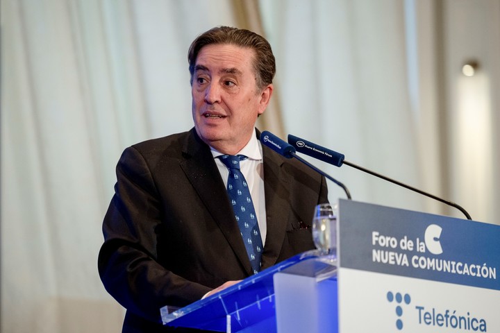 El director del Instituto Cervantes, Luis García Montero, interviene en un desayuno informativo del Foro de la Nueva Comunicación para abordar los próximos retos de la institución, en Madrid. EFE/ Daniel Gonzalez