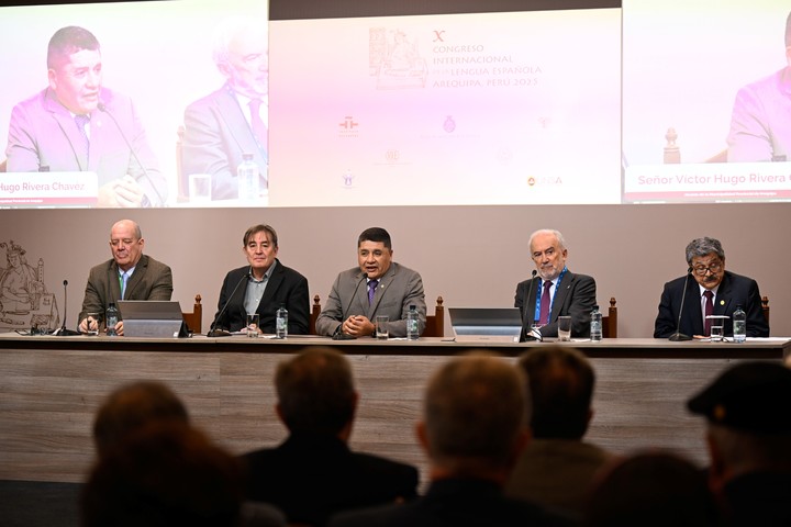 Rueda de prensa celebrada en el Palacio Municipal de Arequipa, Perú en el marco de la apertura del X Congreso Internacional de la Lengua. Foto: gentileza CILE.
