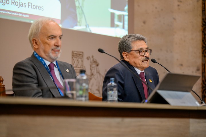 Rueda de prensa celebrada en el Palacio Municipal de Arequipa, Perú en el marco de la apertura del X Congreso Internacional de la Lengua. Foto: gentileza CILE.