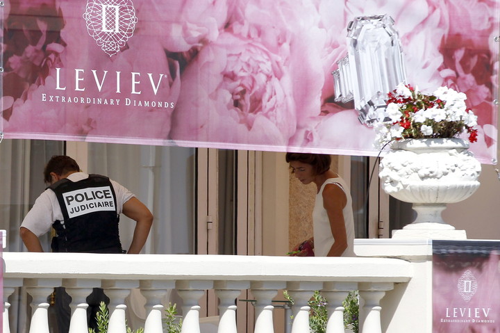 Agentes de policía montan guardia frente al Hotel Carlton Intercontinental en Cannes, sur de Francia, el 28 de julio de 2013.