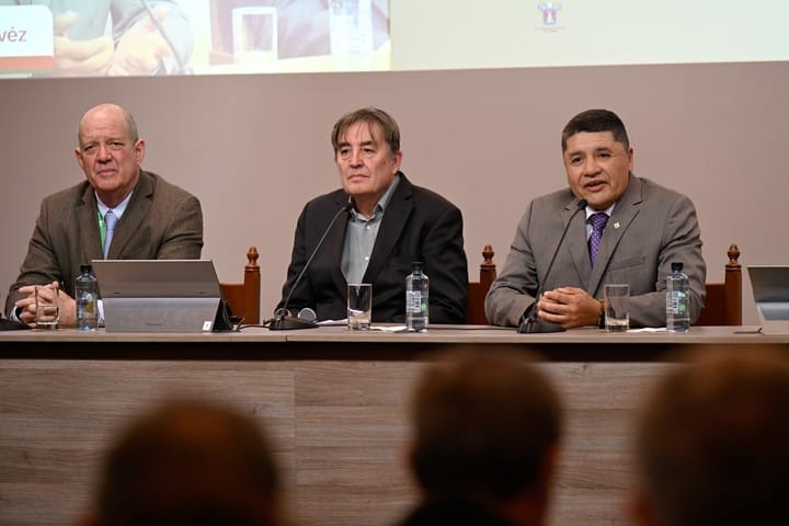 Rueda de prensa celebrada en el Palacio Municipal de Arequipa, Perú en el marco de la apertura del X Congreso Internacional de la Lengua. Foto: gentileza CILE.