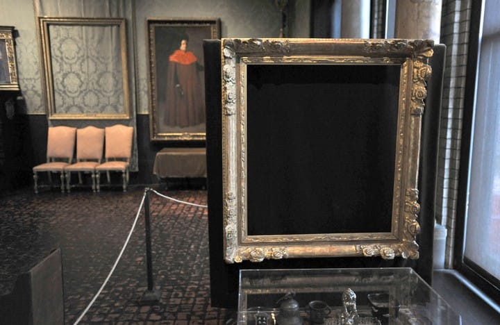 En esta foto de archivo del 11 de marzo de 2010, los marcos vacíos de los cuales los ladrones se llevaron "Tormenta en el Mar de Galilea", al fondo a la izquierda, de Rembrandt, y "El Concierto", en primer plano a la derecha, de Vermeer, permanecen en exhibición en el Museo Isabella Stewart Gardner de Boston. Foto AP/Josh Reynolds.