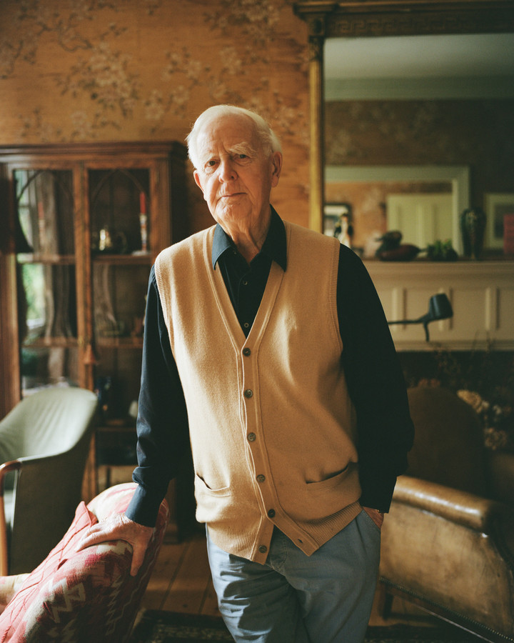 John le Carré en su casa de Londres en 2019. (Charlotte Hadden/The York Times).
