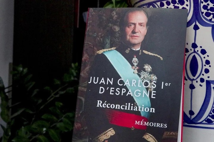 El libro "Réconciliation. Mémoires. Juan Carlos I d´Espagne" (Reconciliación. Memorias. Juan Carlos I de España), en París. Foto: EFE