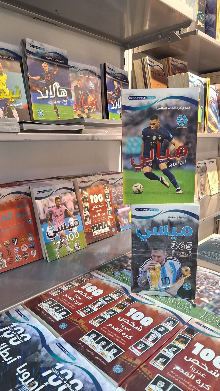 Libros de Messi y Maradona en la Feria del Libro de Sharjah.