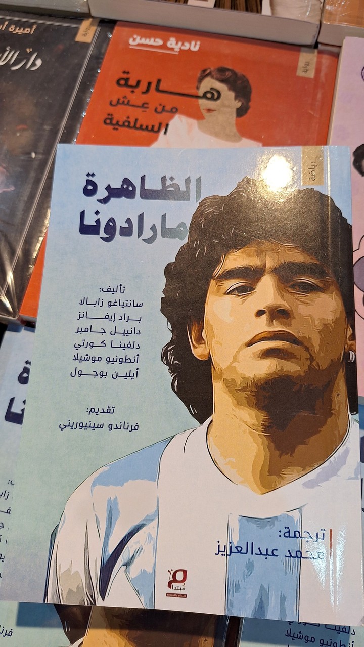 Una traducción al árabe de Fenomenología de Maradona en la Feria del Libro de Sharjah.