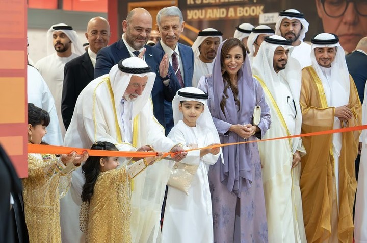 La máxima autoridad de Sharjah, el sultán bin Muhammad Al-Qasimi inauguró la feria.