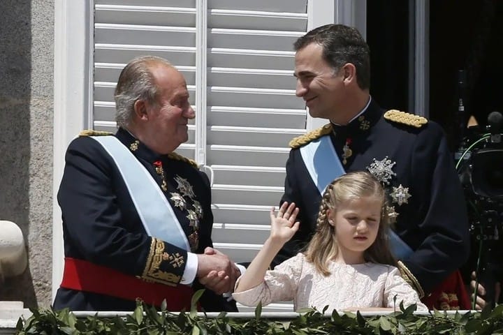 El Rey Felipe VI saluda a su padre, Don Juan Carlos, junto su hija la Princesa de Asturias tras su proclamación en las Cortes. EFE/Juan Carlos Hidalgo