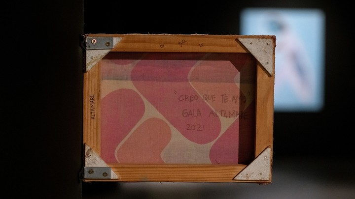 Fractura expuesta, en la Sala 1, una exhibición colectiva curada por Silvia Gurfein que reúne a Gala Altamare, Eugenia Braconi, Mara Caffarone, Yuyo Gardiol, Carla Grunauer y Delfina Liderjover. Foto: gentileza.