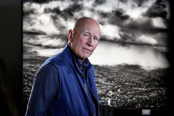 El fotógrafo brasileño Sebastião Salgado durante una visita para la prensa a su exposición Amazonia en el Museo Nacional de las Artes del Siglo XXI (MAXXI), en Roma, en 2021. EFE/EPA/FABIO FRUSTACI,