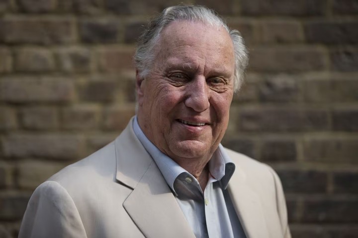 El escritor británico Frederick Forsyth posa para un retrato antes de una entrevista con AFP en Londres el 13 de septiembre de 2016. (Foto de JUSTIN TALLIS / AFP)