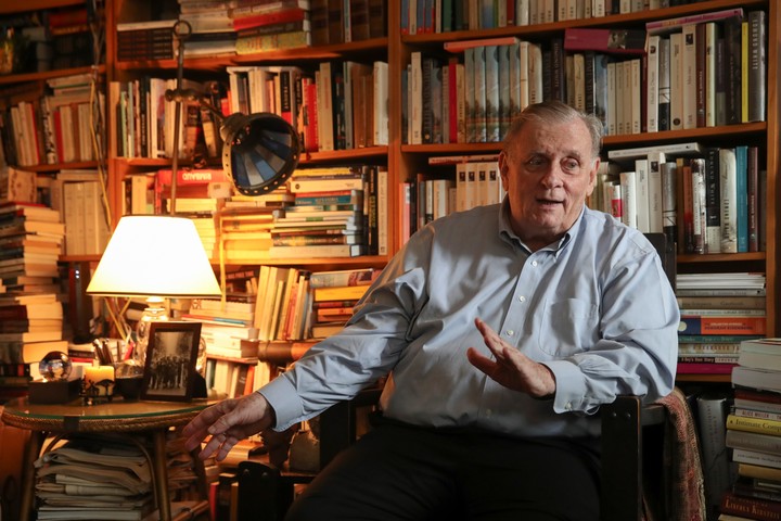 El escritor Edmund White en su casa de Nueva York, en 2019. (AP Photo/Mary Altaffer, file)