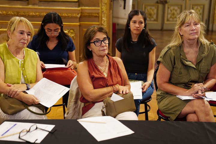 ‘Un rato con libros’ es una experiencia cultural que conecta personas a través de la lectura creada por Ana López y Mariel Lo Re. Foto: Martín Bonetto.