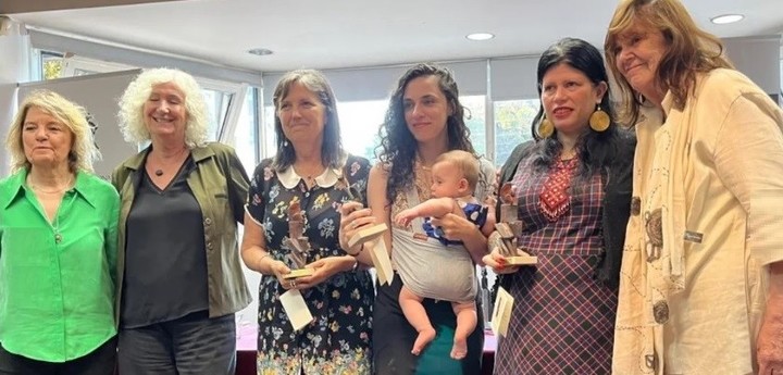 El jurado integrado por Claudia Piñeiro, Dolores Reyes y Mariano Vespa otorgó a Leila Sucari el Premio María Elena Walsh – Sara Facio 2024. Foto: Instagram.