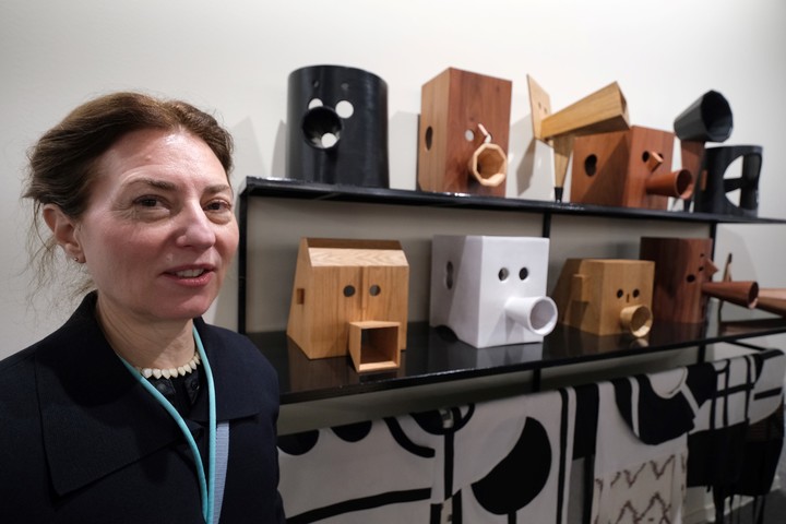 Julia Padilla junto a los galeristas Lincoln Brown y Sebastián Vidal Mackinson. Foto: Cézaro De Luca