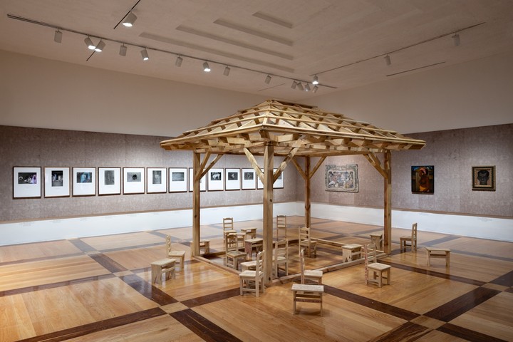 "Nínt’ani. Volver a casa" (2024), una instalación de Salvador Xharicata.  (Cortesía Colección FEMSA. Fotografía Michelle Lartigue)