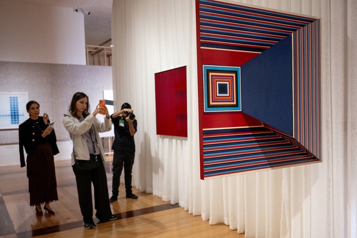 Vista de sala de "Constelaciones y derivas. Arte de América Latina desde la Colección FEMSA", en el Museo de Arte Contemporáneo (MARCO) de Monterrey. (EFE)