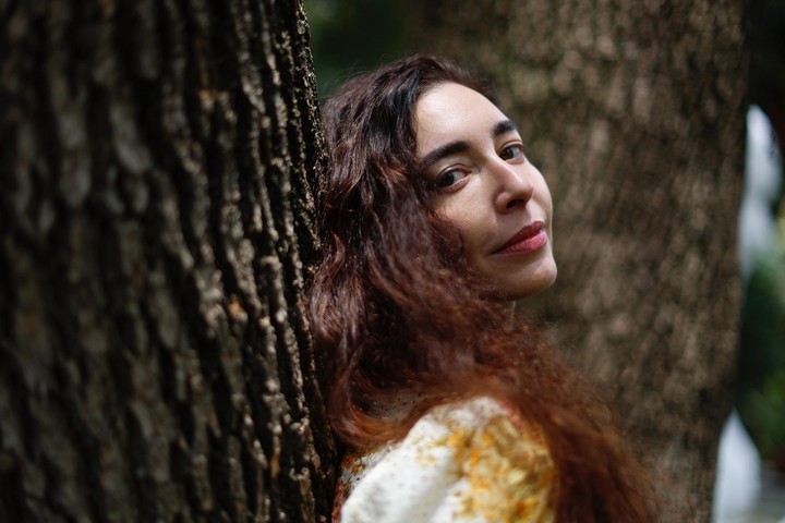 La escritora uruguaya Fernanda Trías posa al final de una entrevista con Efe, en la Ciudad de México.  EFE / Sáshenka Gutiérrez