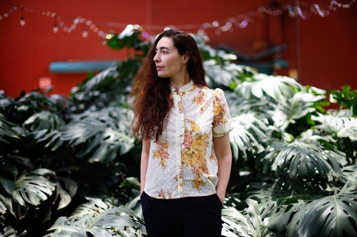 La escritora uruguaya Fernanda Trías posa al final de una entrevista con Efe, en la Ciudad de México.  EFE / Sáshenka Gutiérrez