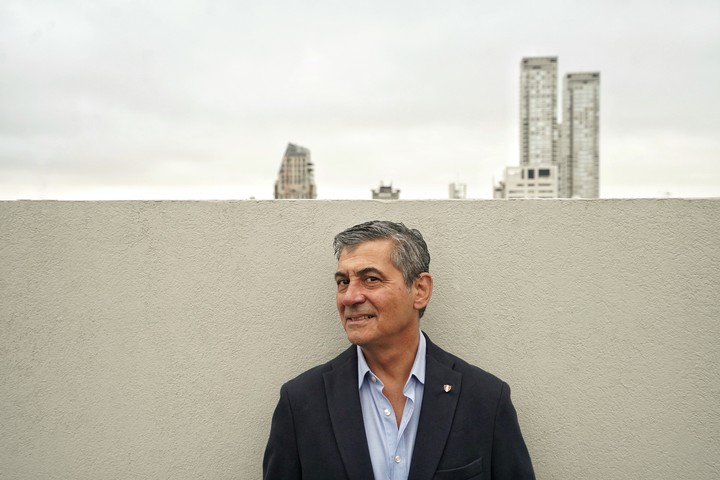 El escritor Daniel Balmaceda estará hoy en la Feria del Libro. Foto: Ariel Grinberg.