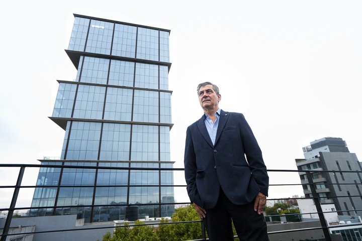 El escritor Daniel Balmaceda estará hoy en la Feria del Libro. Foto: Ariel Grinberg.