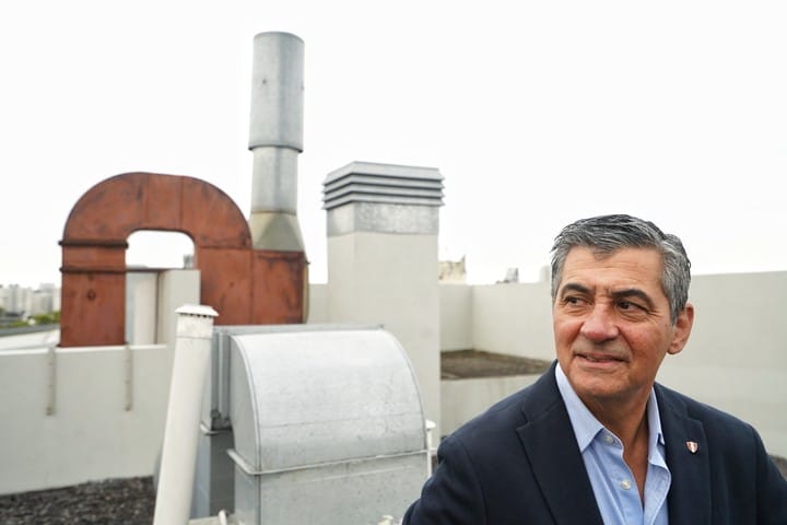 El escritor Daniel Balmaceda estará hoy en la Feria del Libro. Foto: Ariel Grinberg.
