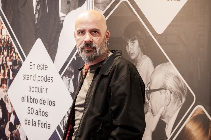 Afonso Cruz,  autor de Vamos a comprar un poeta (Libros del Asteroide), retratado en Buenos Aires. Foto: gentileza.