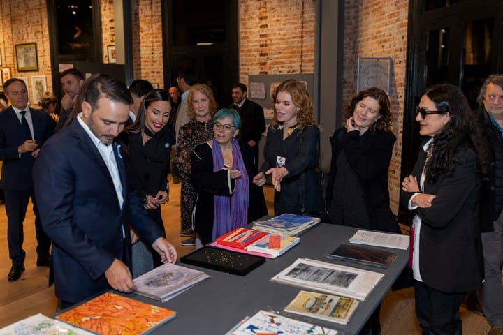 El gobernador de Corrientes, Juan Pablo Valdés, y la titular del Instituto de Cultura de la provincia, Lourdes Sánchez, en el espacio de Fondo Fluido, en ArteCo. Gentileza