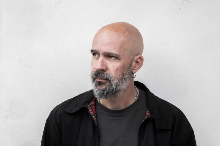 Afonso Cruz,  autor de Vamos a comprar un poeta (Libros del Asteroide), retratado en Buenos Aires. Foto: gentileza.