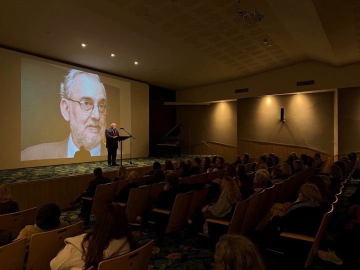 La Asociación Amigos del Museo Nacional de Bellas Artes rindió homenaje a Miguel Ángel Muñoz, uno de los docentes más queridos y respetados. Foto: gentileza.