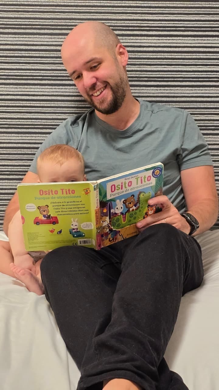El médico y escritor Ezequiel Wagner, papá primerizo de Félix, con su libro  Papá pediatra (Del Fondo). Foto: gentileza.