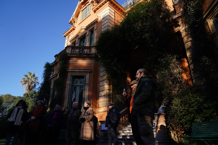 Entre los árboles de Villa Ocampo, Clara Obligado y Raúl de Tapia presentaron su libro Un árbol de compañía. Foto: Emmanuel Fernández.