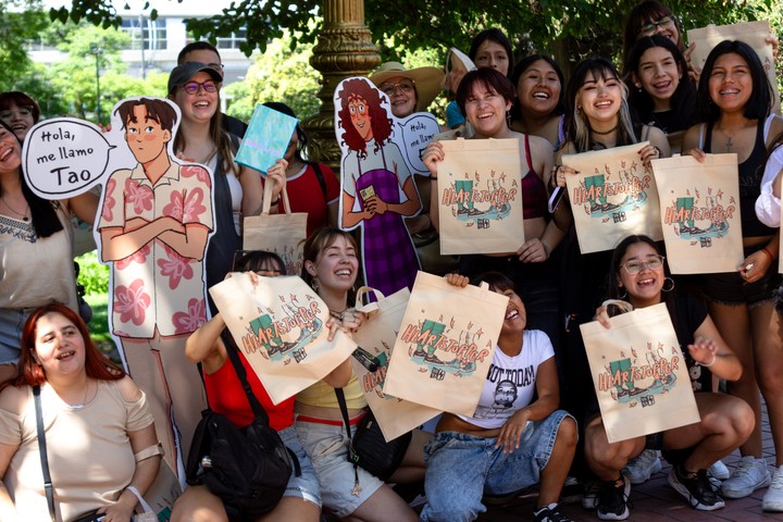 Decenas de jóvenes se reunieron el fin de semana en Belgrano para grabar un video dirigido a Alice Oseman.  Foto: gentileza VR.