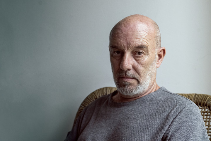 El escritor Sergio Bizzio posa para una foto en Buenos Aires en 2024. Foto: Mariana Nedelcu.