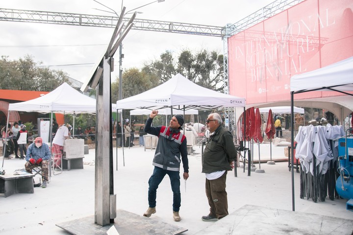 El escultor argentino Néstor Vildoza (der.) y su obra de acero "Pino quebrado". Foto: Prensa/Bienal del Chaco