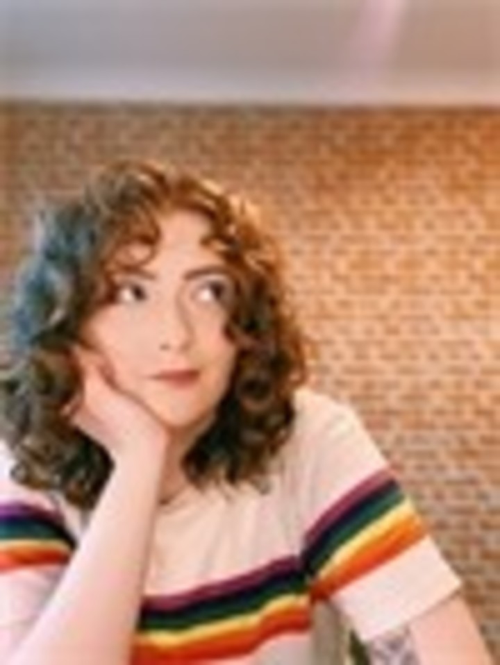 La escritora e ilustradora británica Alice Oseman, autora de Heartstopper. Foto: Gentileza de Alice Oseman.