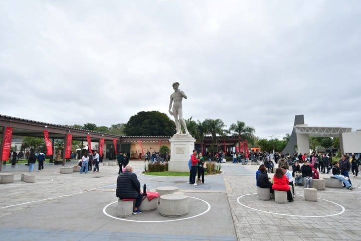 El ingreso al predio, con la réplica del David. Foto: Prensa/Bienal del Chaco