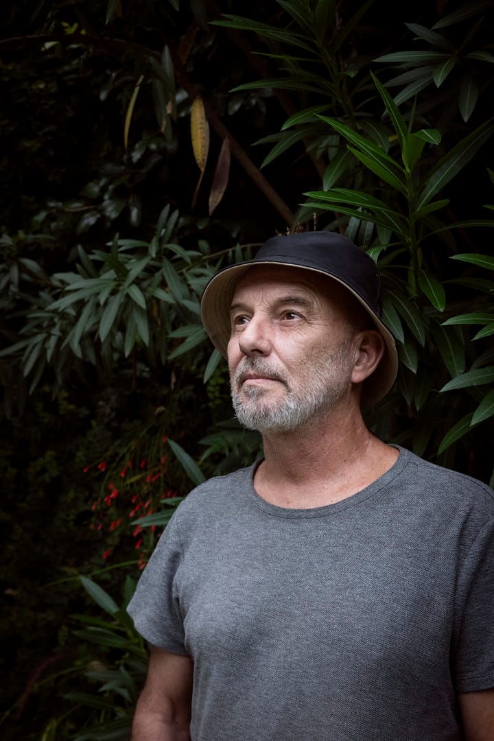 El escritor Sergio Bizzio posa para una foto en Buenos Aires en 2024. Foto: Mariana Nedelcu.